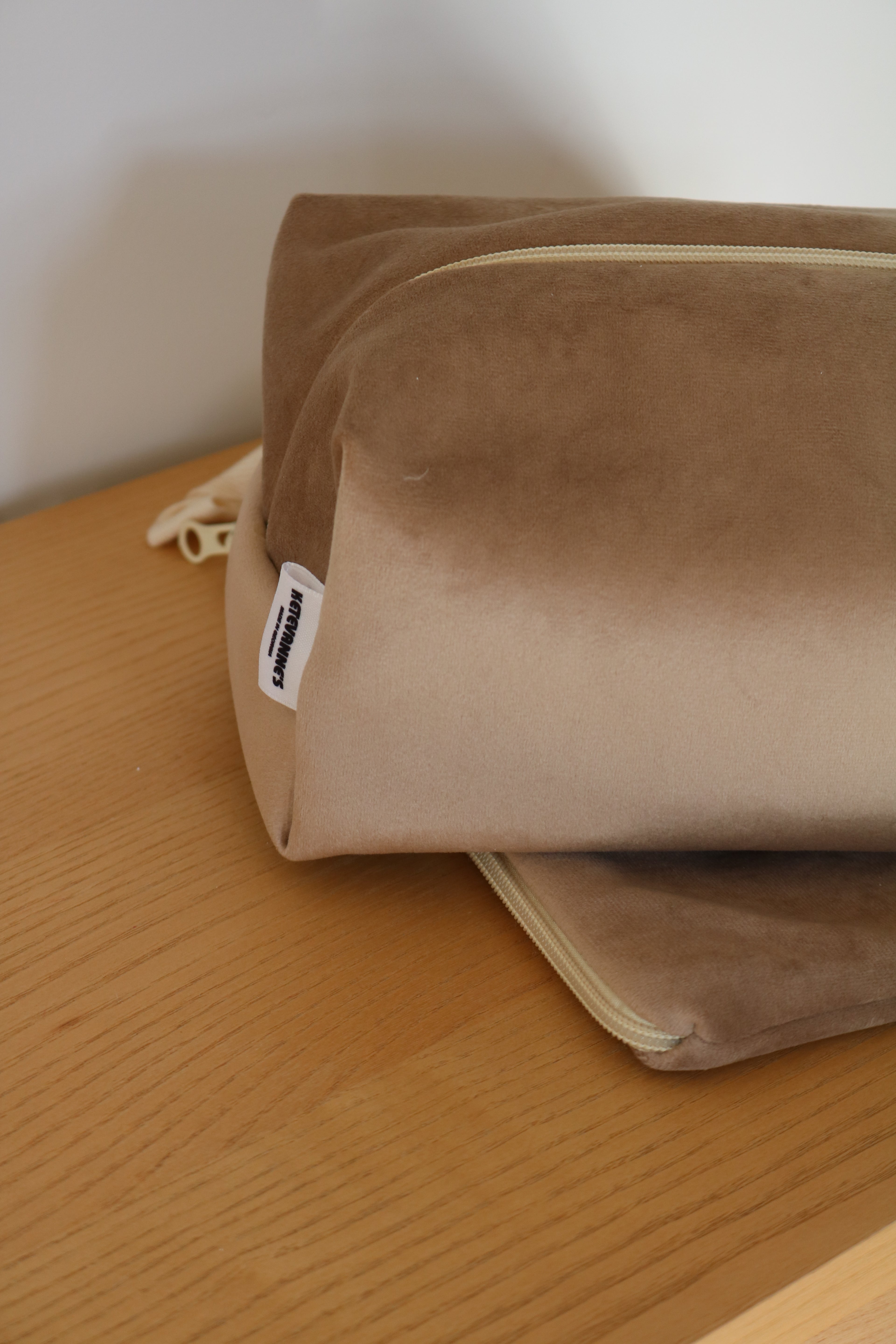 Cosmetics duo beige